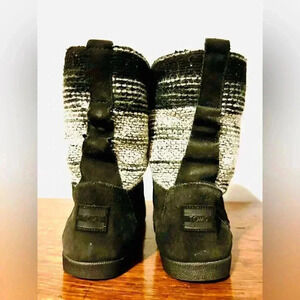 TOMS 7.5 women’s moccasin, slouch style white, grey, black fur lined flat boots